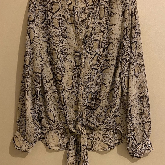 See And Be Seen Blouse Top Size M Snake Pattern Long Sleeve Button/Tie Front - Picture 1 of 9